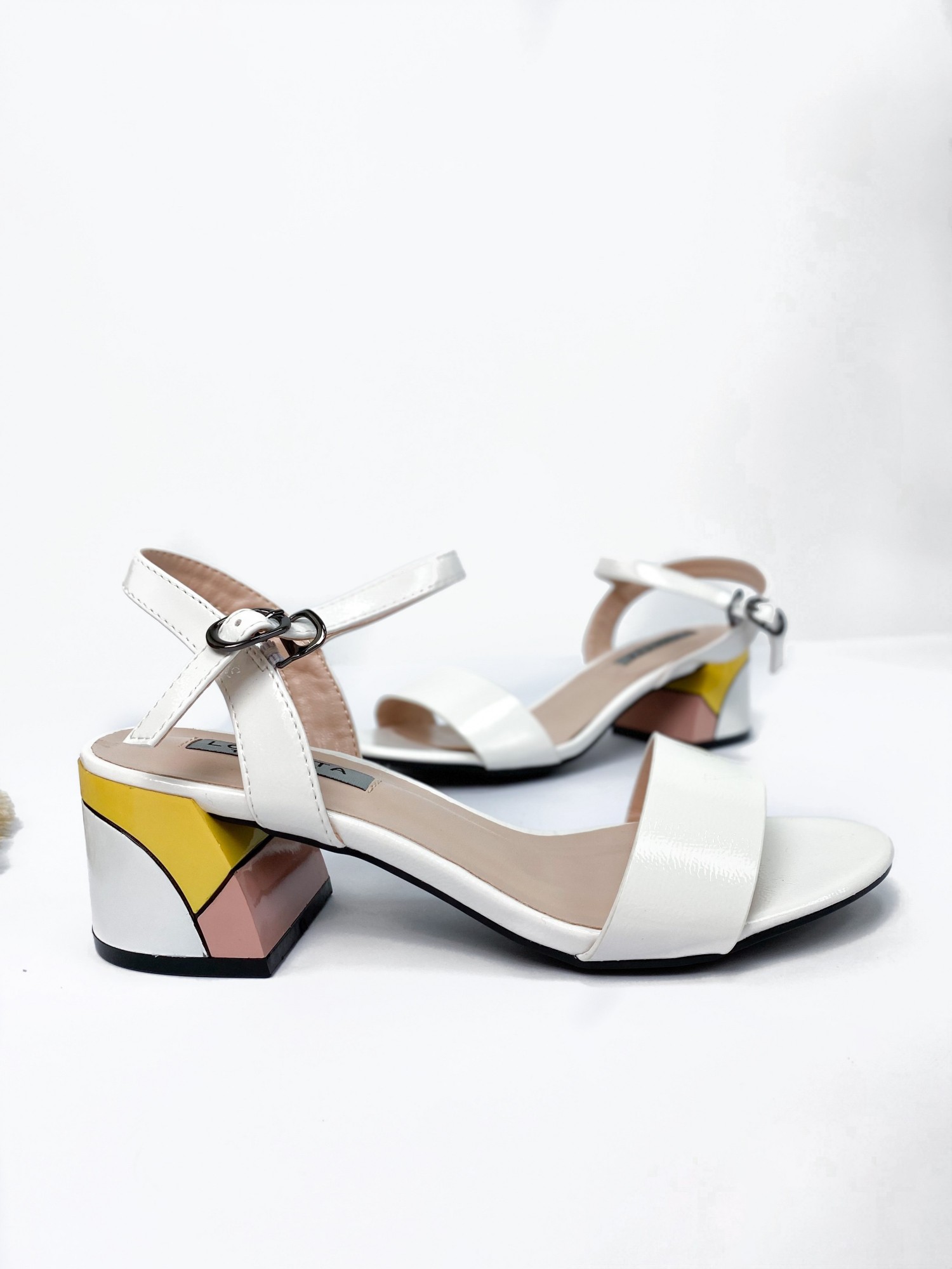 

Женские босоножки Adriana 14344 36 белые