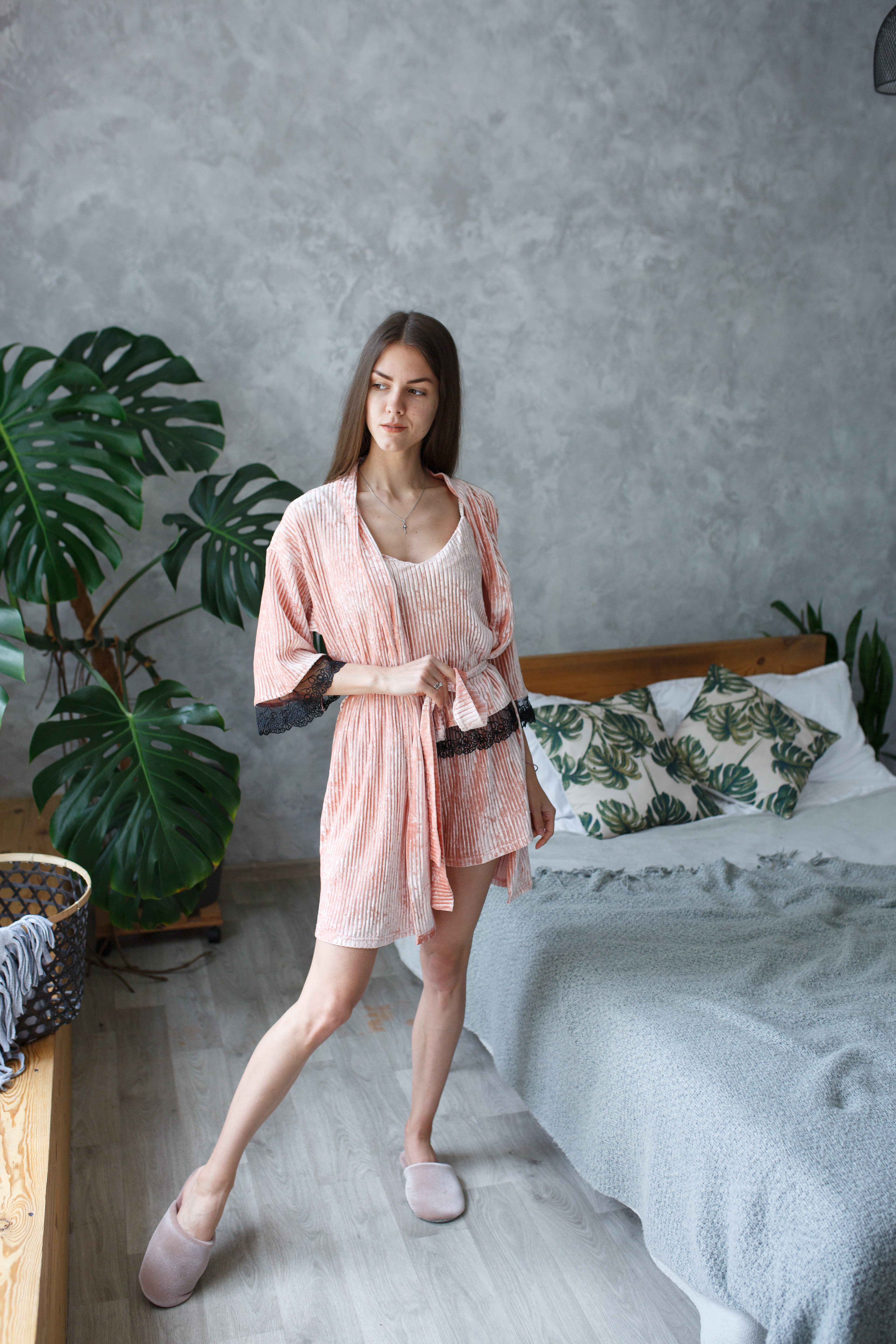 

Пижамный набор халат с майкой и шортами велюр Shuna Comfort Пудра S/M/L