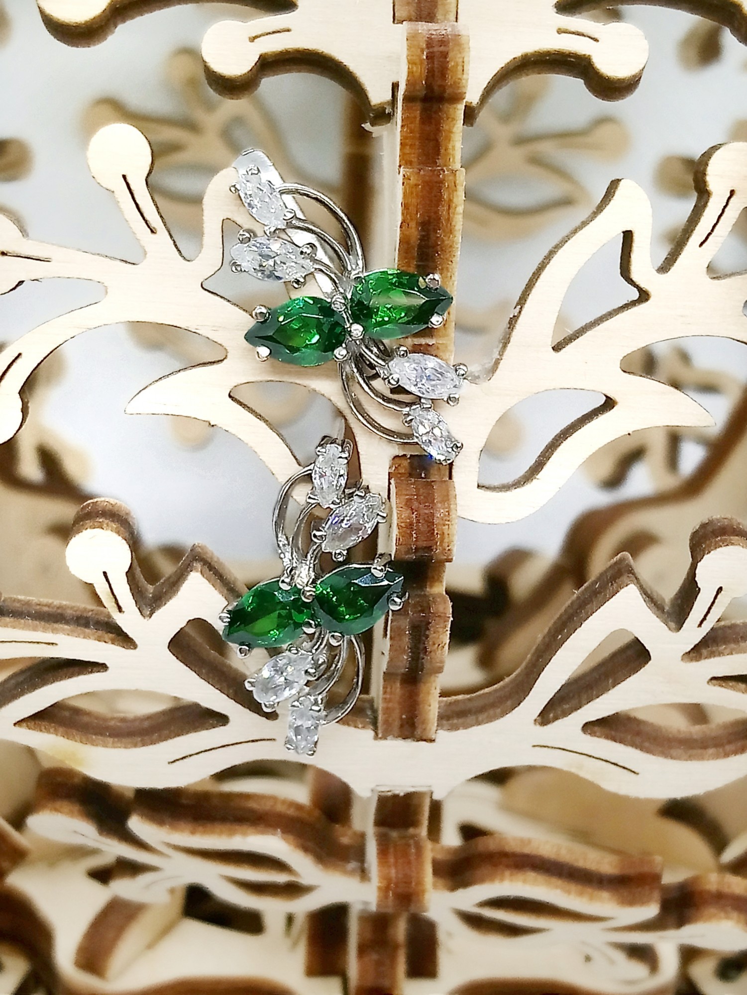 

Сережки срібні з гідротермальними смарагдами 40410з