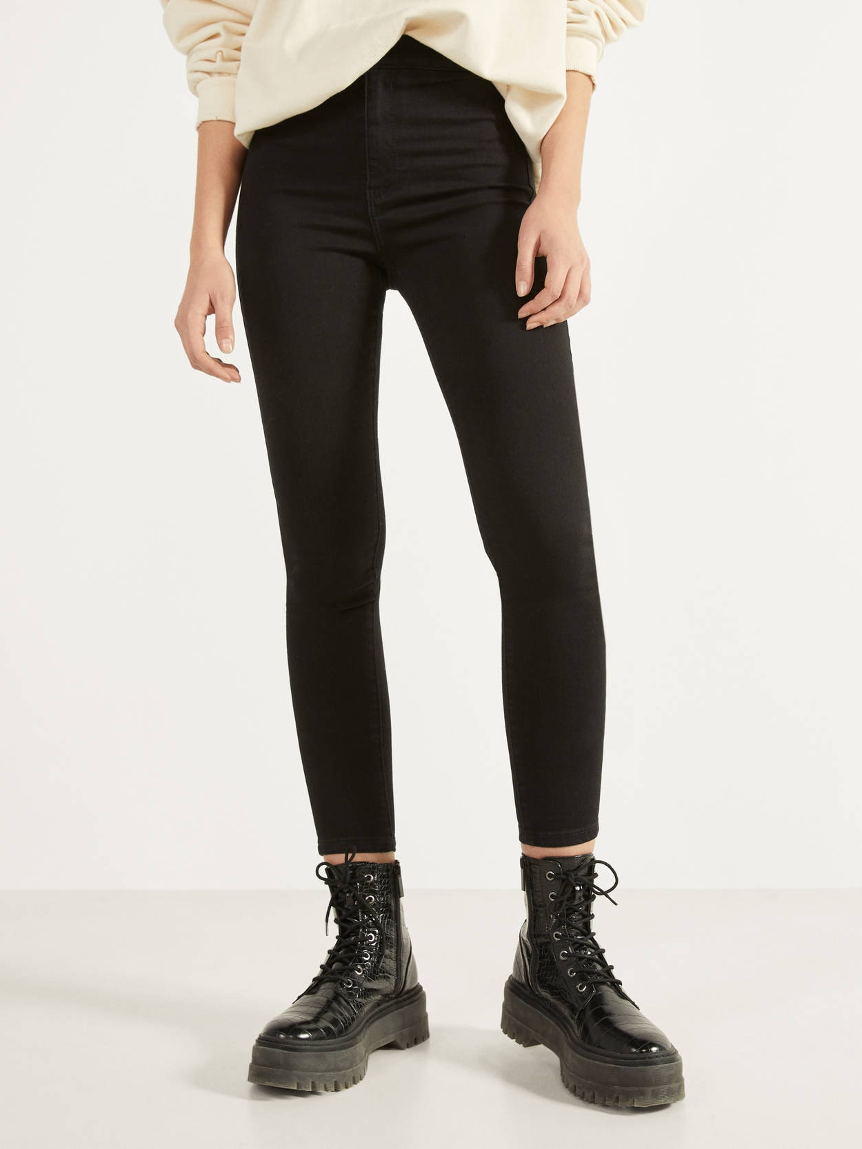 

Джинсы Bershka 0154/074/800 40 Черный джинс