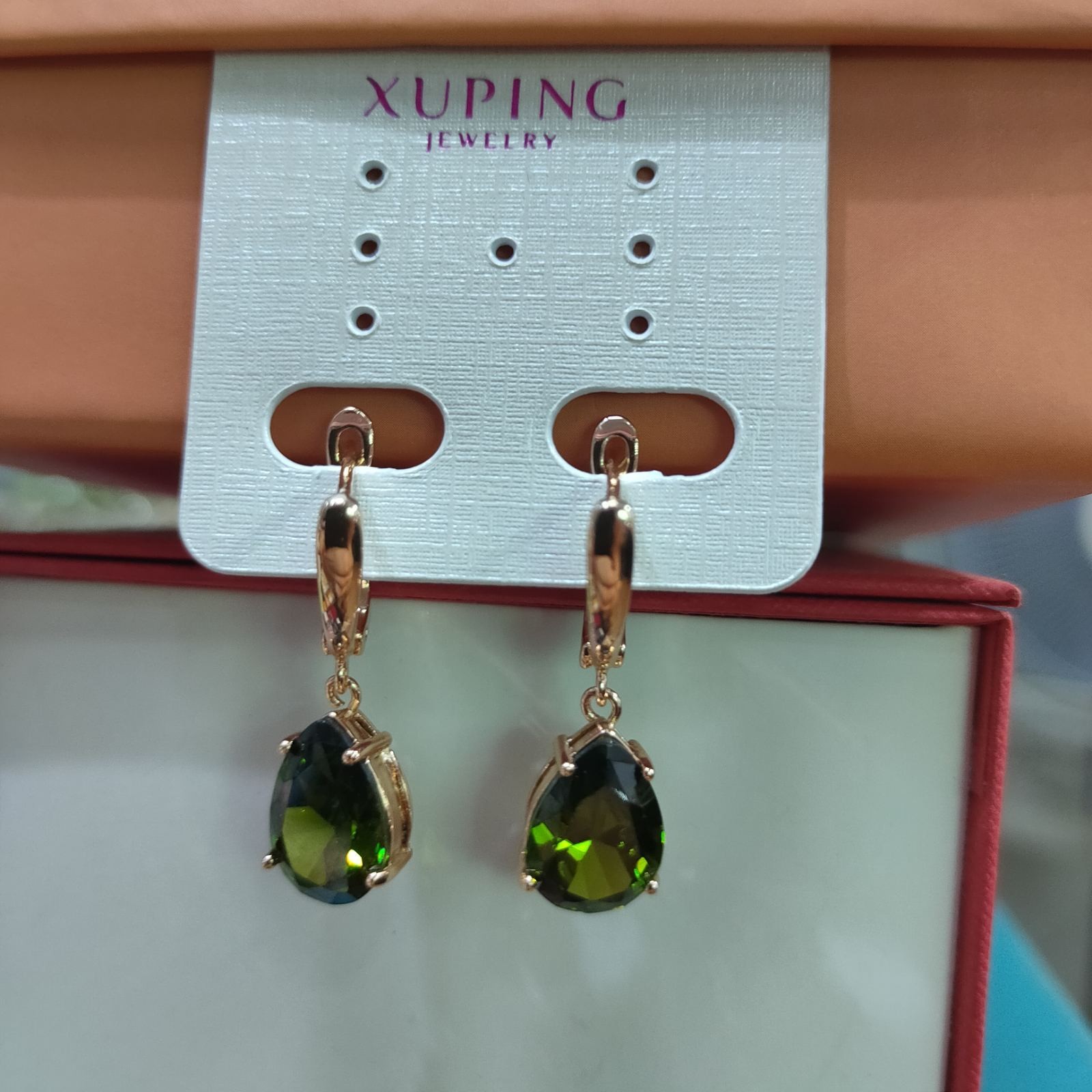 

Серьги Xuping с темно-зеленым камнем позолота 99841