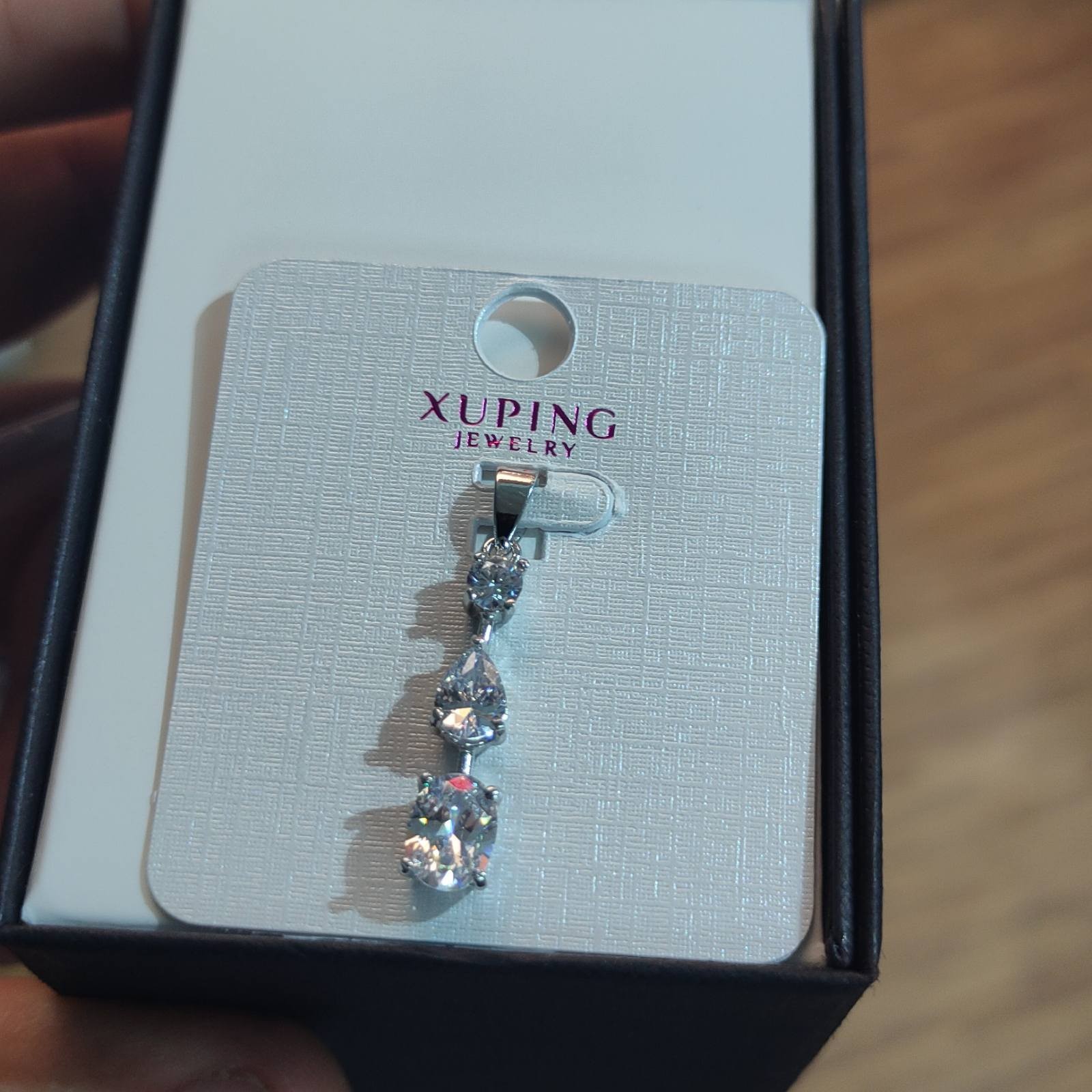 

Кулон Xuping Три камня циркония посеребренный 61085
