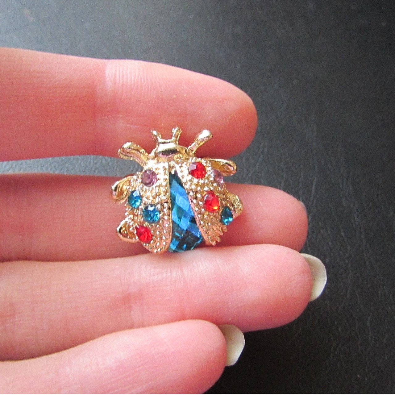 

Брошь в стразах божья коровка голубая Fashion Jewelry 4054