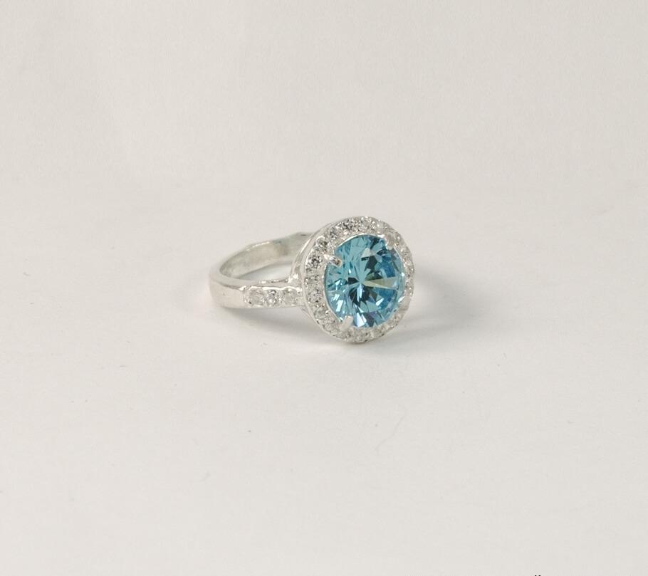 

Кольцо в наличии с голубым фианитом Maxi Silver 7915/1 SE, размер 18.5