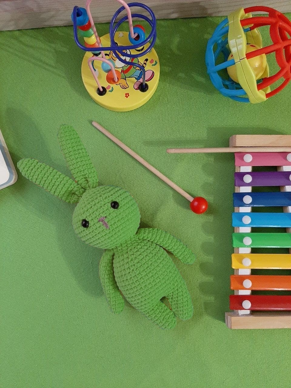

Мягкая вязаная игрушка Зайчик зелений b/07/15/500/23