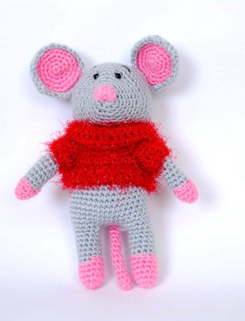 

Вязанная Мышка Hand Made в красной кофточке 17 см Серая