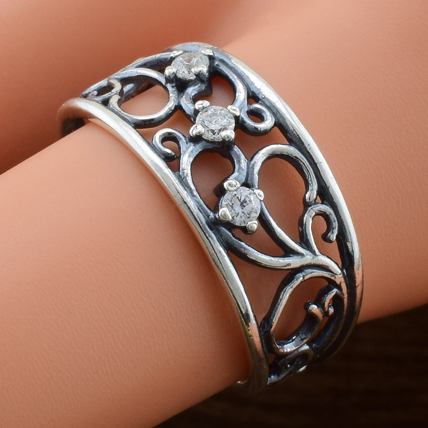 

Серебряное кольцо ажурное кружево вставка белые фианиты 17