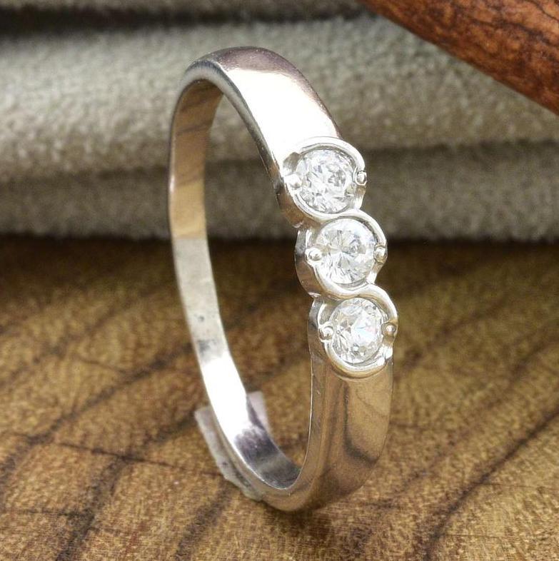 

Серебряное кольцо Юлия белые фианиты 15.5