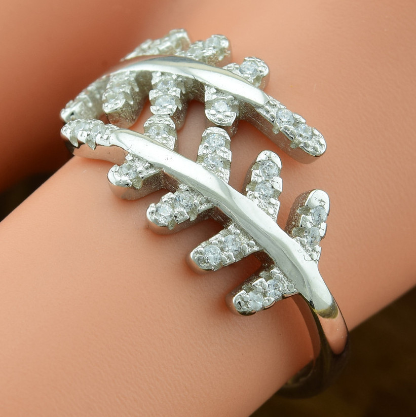 

Серебряное кольцо ТС510172б вставка белые фианиты 17