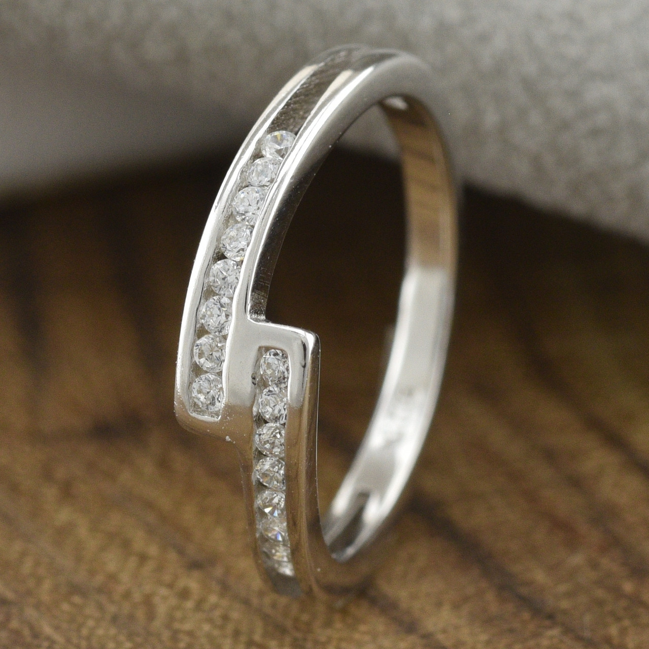 

Серебряное кольцо ТС510350б вставка белые фианиты 14.5