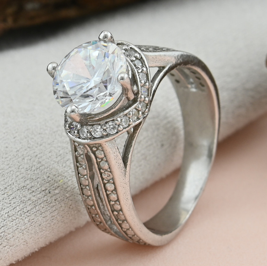 

Серебряное кольцо Барселона вставка белые фианиты 19