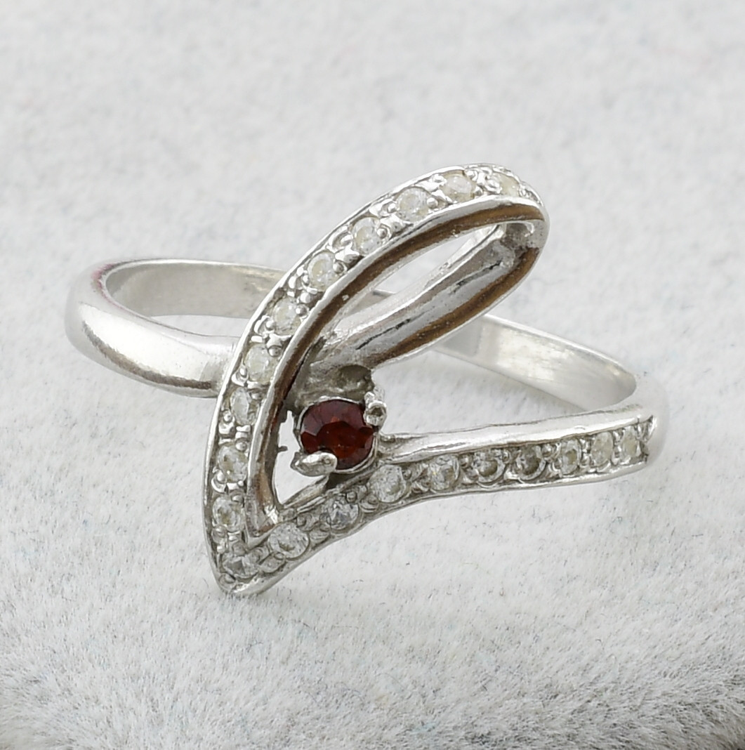 

Серебряное кольцо Грация вставка красный и белые фианиты 18.5