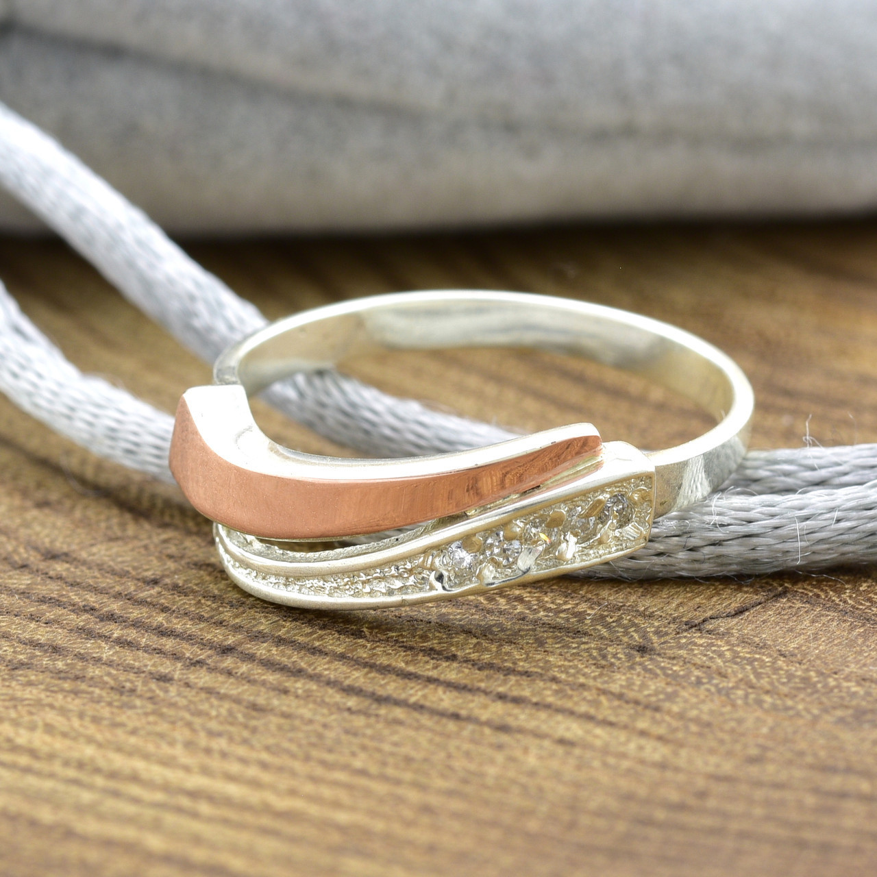 

Серебряное кольцо с золотом Кипарис вставка белые фианиты 17.5