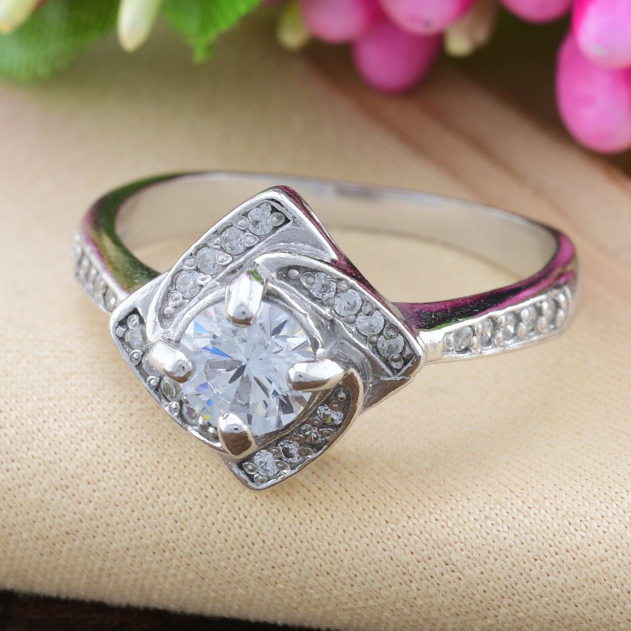 

Серебряное кольцо Сальса вставка белые фианиты 16
