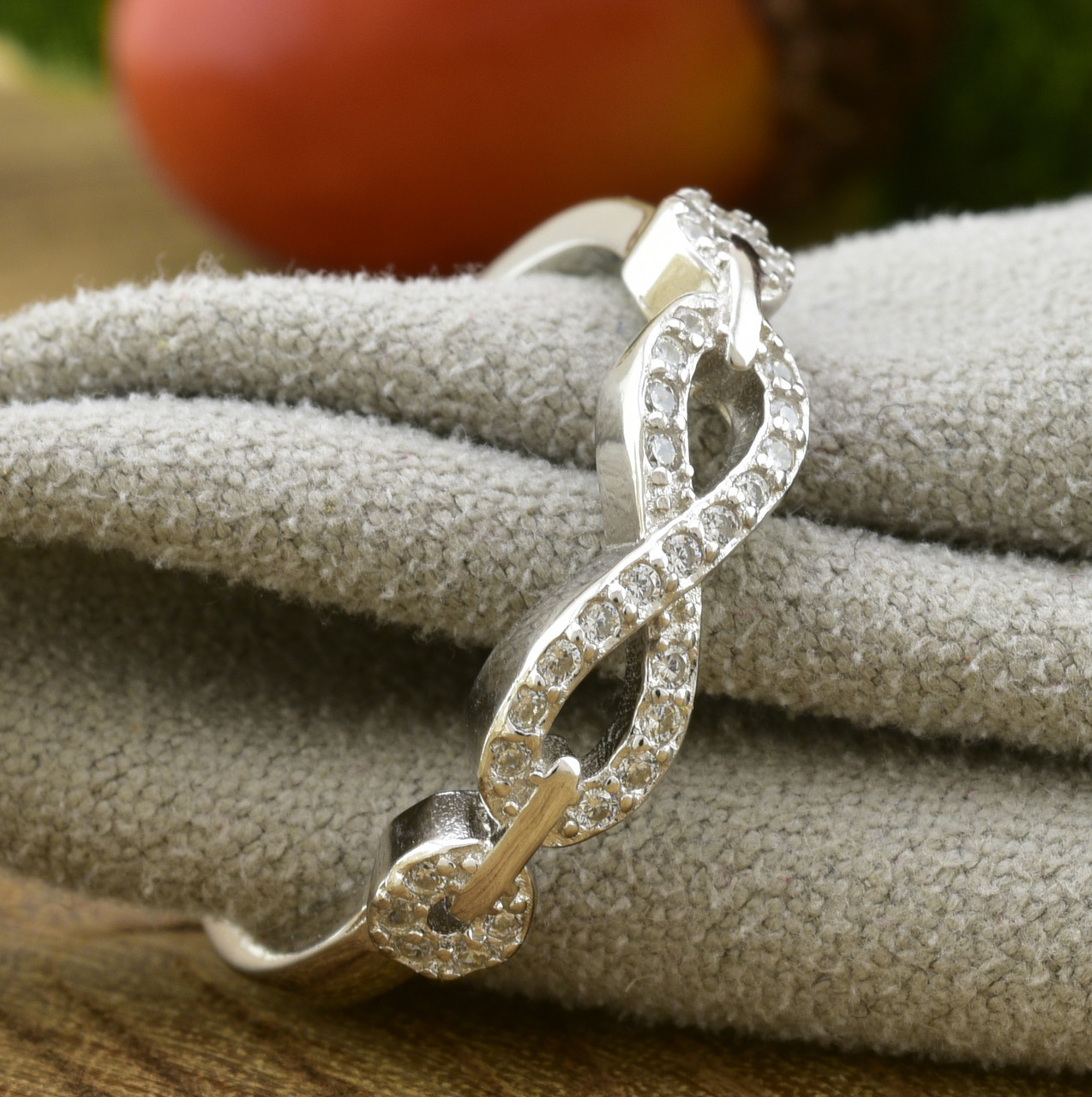 

Серебряное кольцо ТС9510220б вставка белые фианиты 18