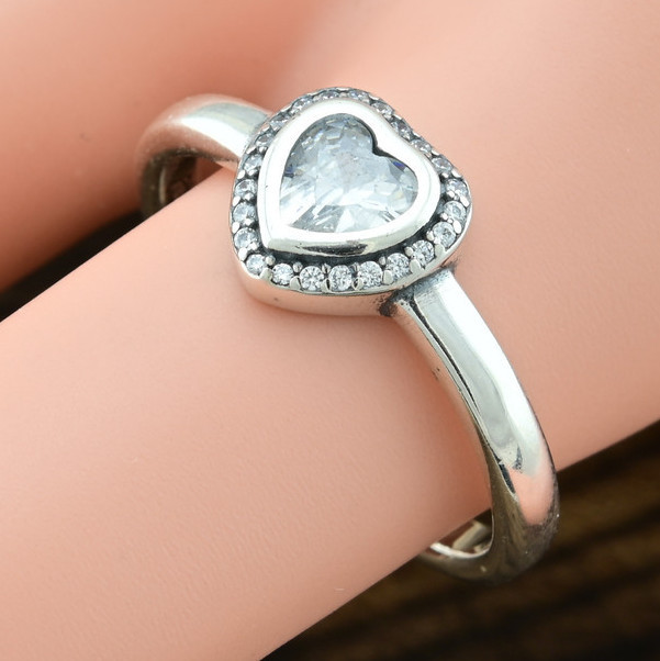 

Серебряное кольцо ТС510290 вставка белые фианиты 18