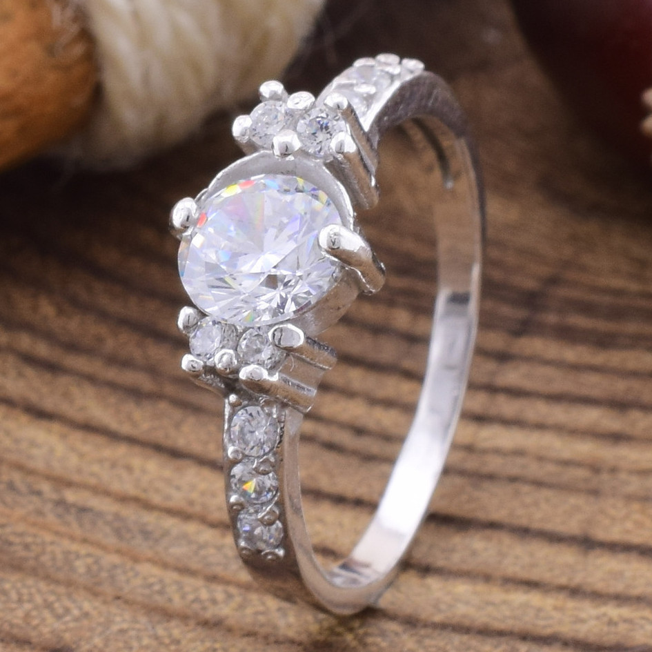 

Серебряное кольцо Дели вставка белые фианиты 18.5