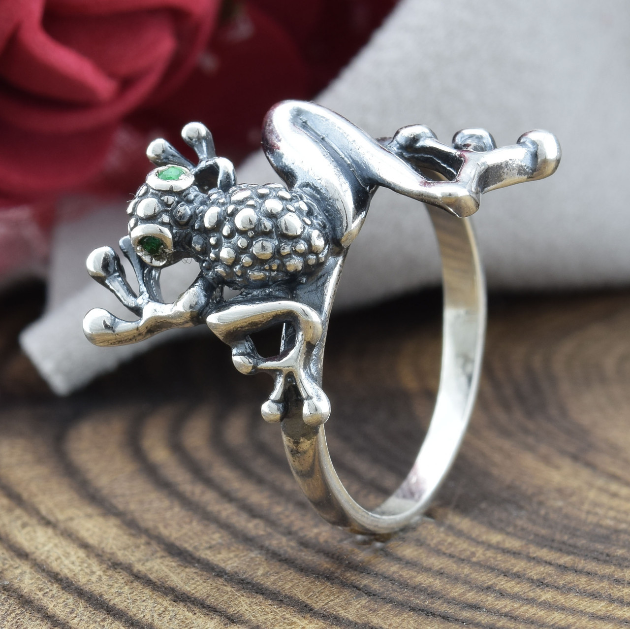 

Серебряное кольцо Лягушка вставка зеленые фианиты 17.5