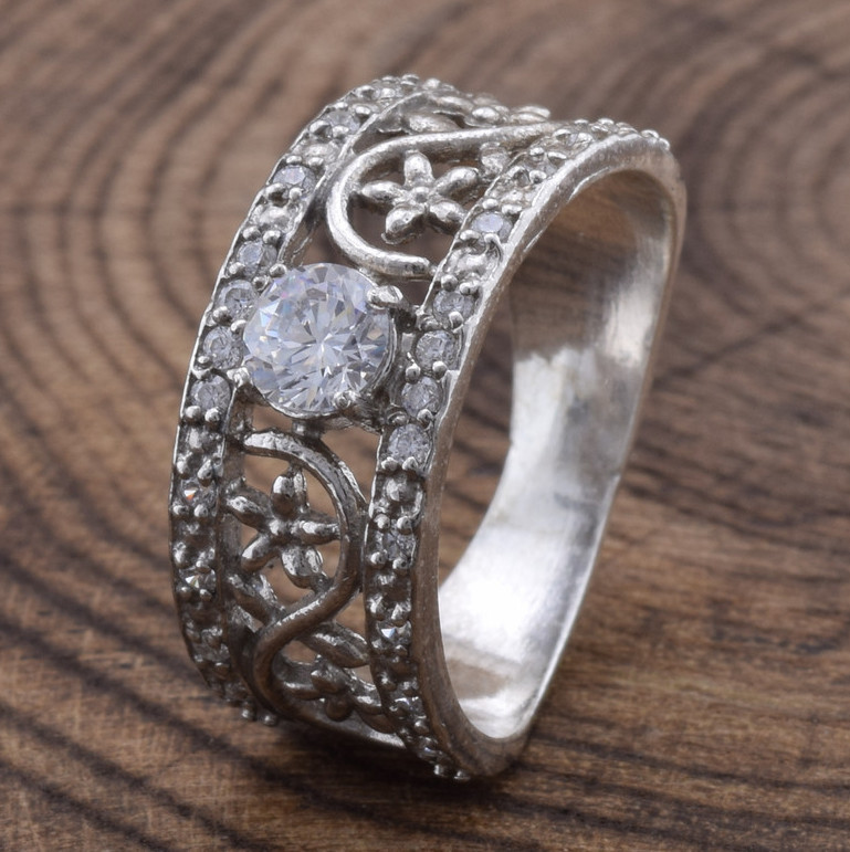 

Серебряное кольцо Джина вставка белые фианиты 19