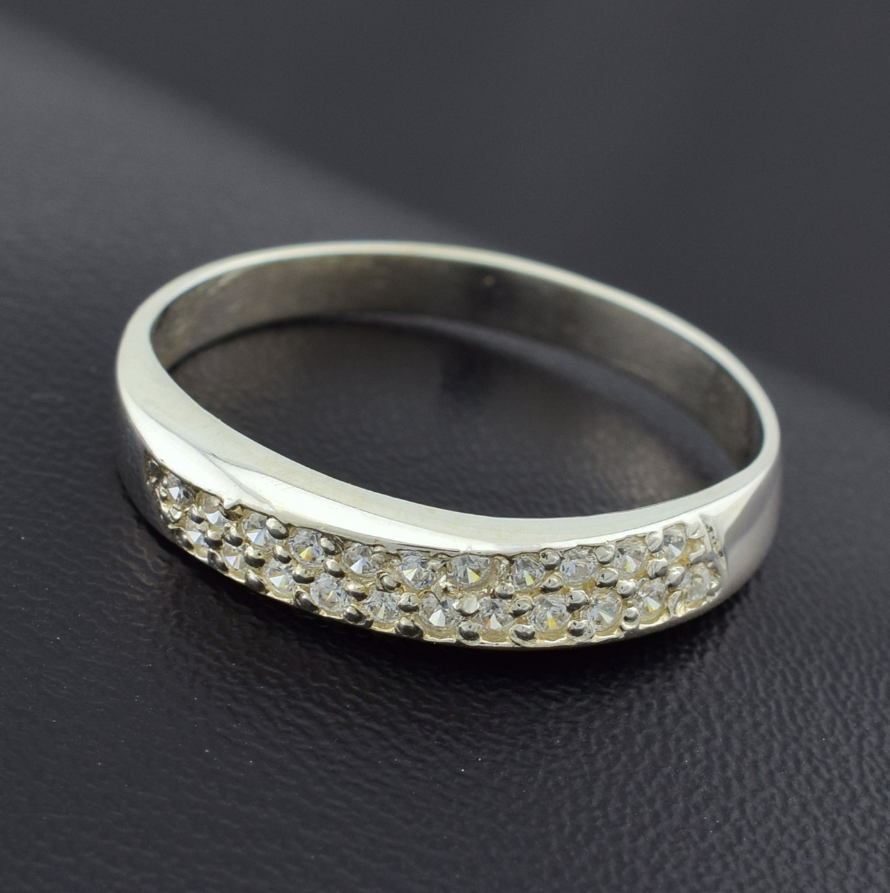 

Серебряное кольцо Мадина вставка белые фианиты 15