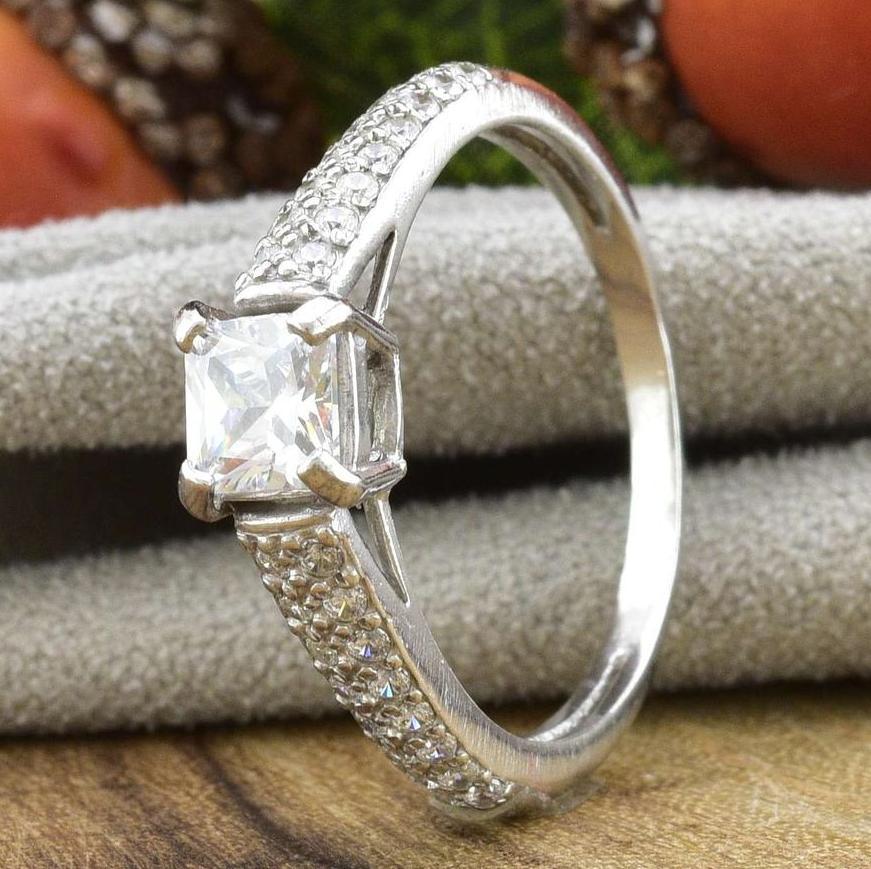 

Серебряное кольцо Мадонна ставка белые фианиты 18