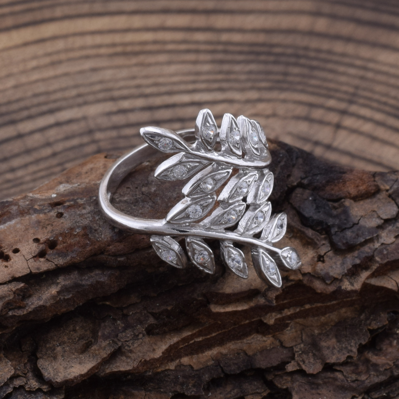 

Серебряное кольцо П1529 вставка белые фианиты 21