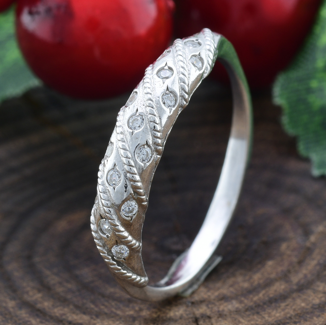 

Серебряное кольцо Адель вставка белые фианиты 15