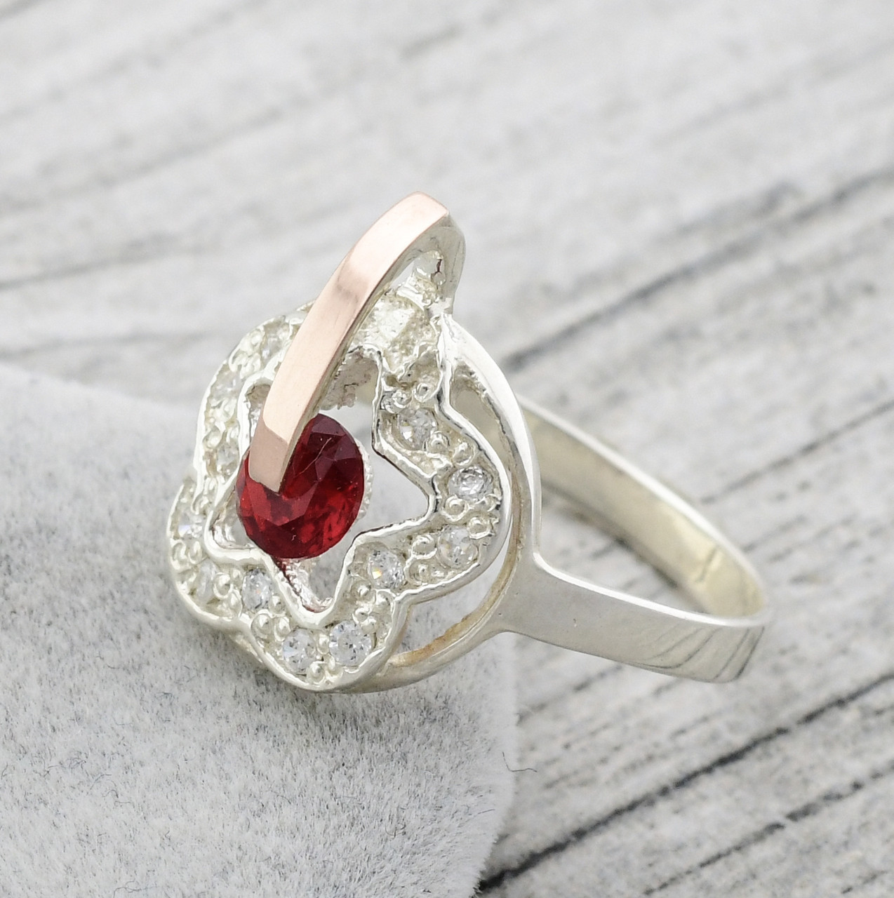 

Серебряное кольцо Искра вставка красный и белые фианиты 18