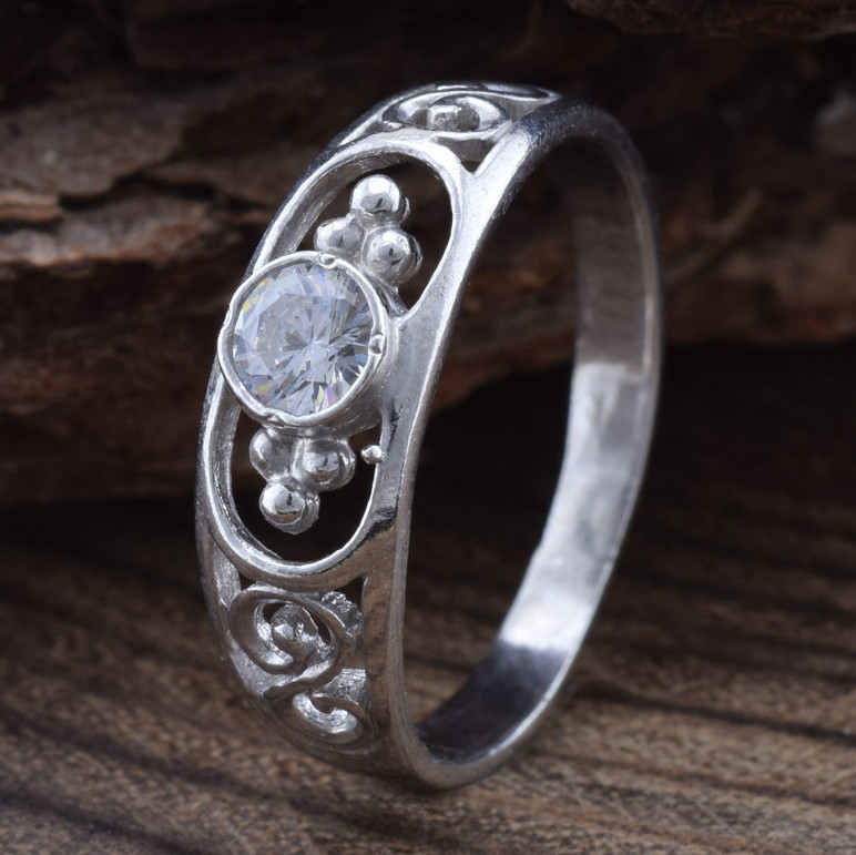 

Серебряное кольцо Марта вставка белые фианиты 16