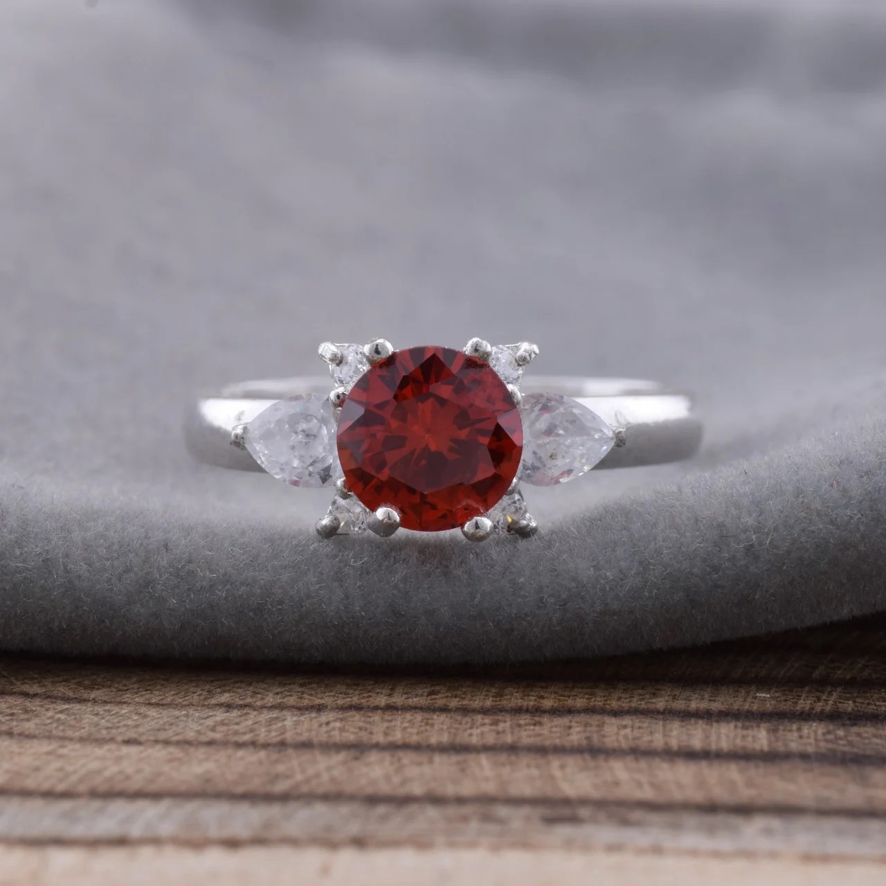 

Серебряное кольцо Мариолка вставка красные фианиты 19