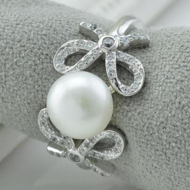 

Серебряное кольцо вставка искусственные жемчужины белые фианиты 17