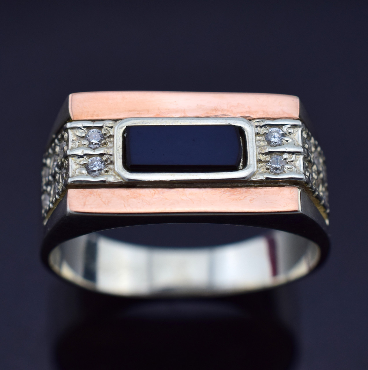 

Серебряная печатка с золотом Роман вставка оникс 22