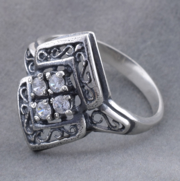 

Серебряное кольцо Кардинал вставка белые фианиты 16