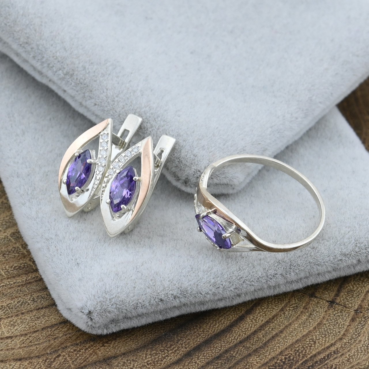 

Серебряный набор с золотом кольцо + серьги 18х9 мм вставка фиолетовые фианити18