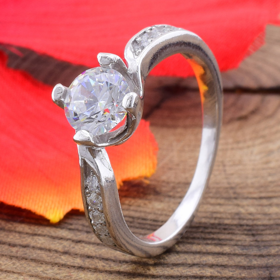 

Серебряное кольцо Лаура вставка белые фианиты 20
