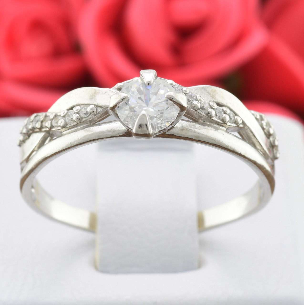 

Серебряное кольцо Сабрина вставка белые фианиты 18