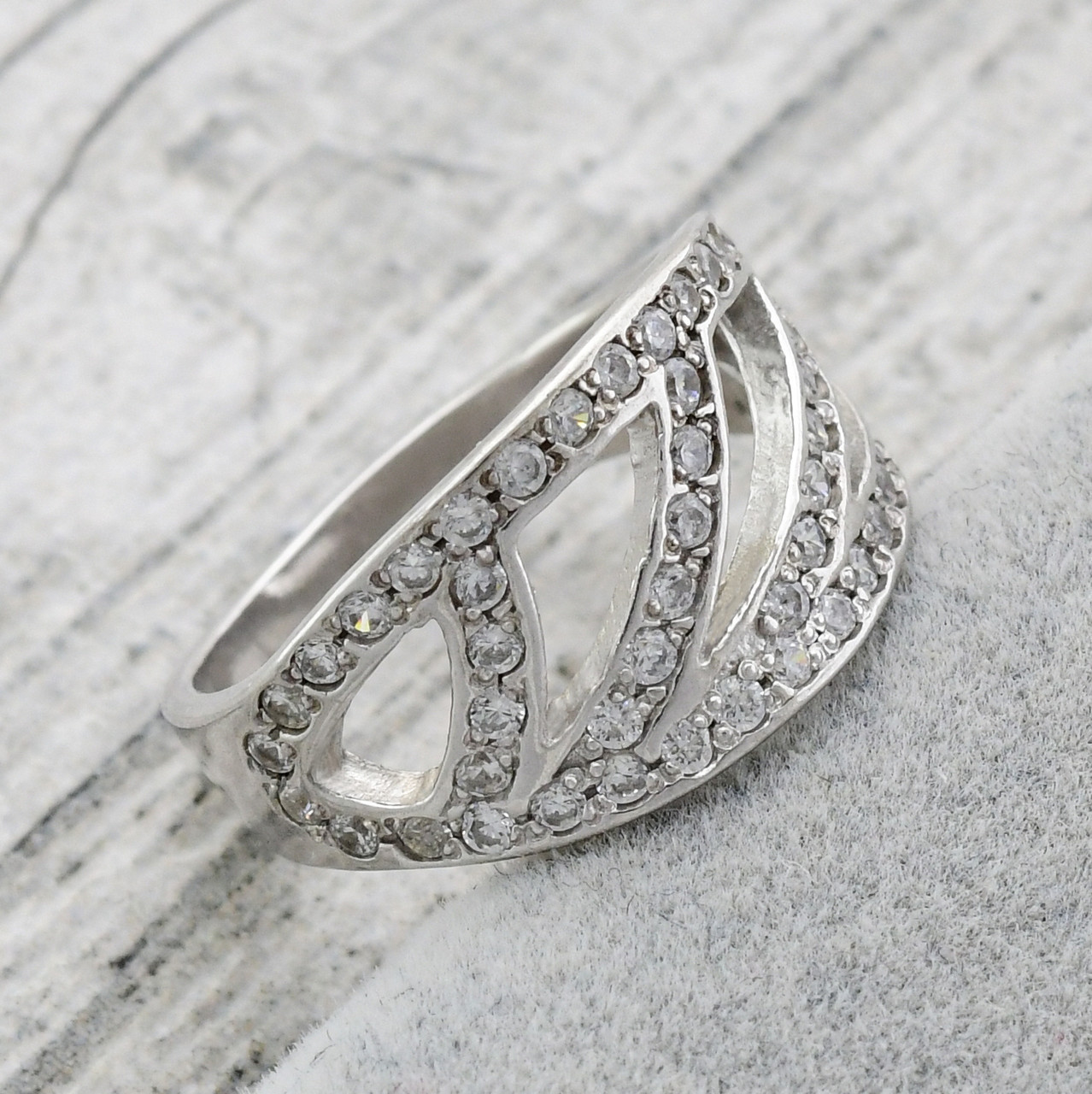 

Серебряное кольцо Колизей вставка белые фианиты 18