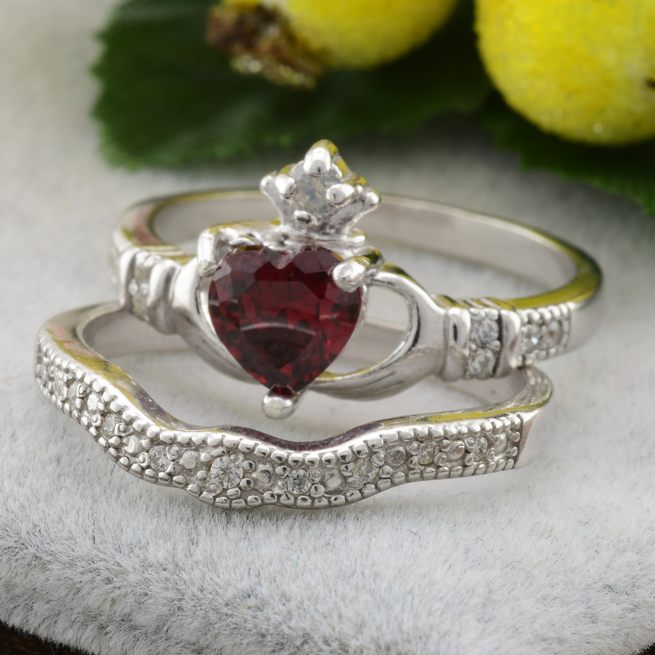 

Серебряное кольцо двойная Сердце на ладонях вставка красные фианиты 18