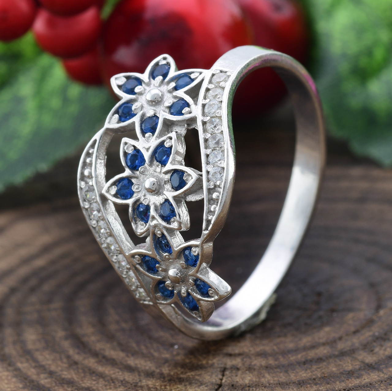 

Серебряное кольцо Цветочный букет вставка синие фианиты 20