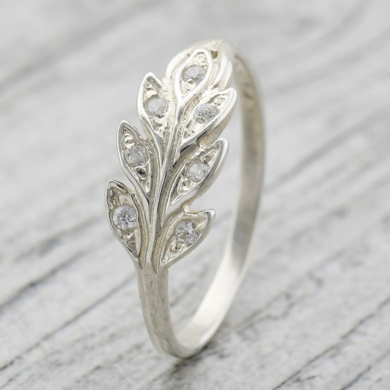 

Серебряное кольцо Колосок вставка белые фианиты 15.5