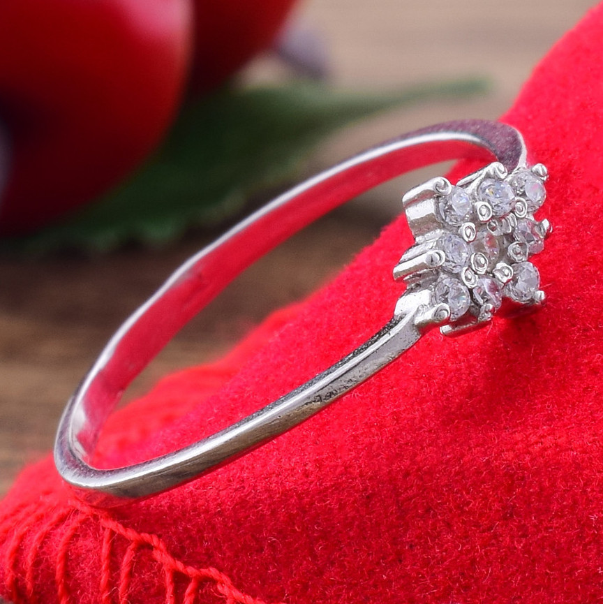 

Серебряное кольцо Небесная роса вставка белые фианиты 19