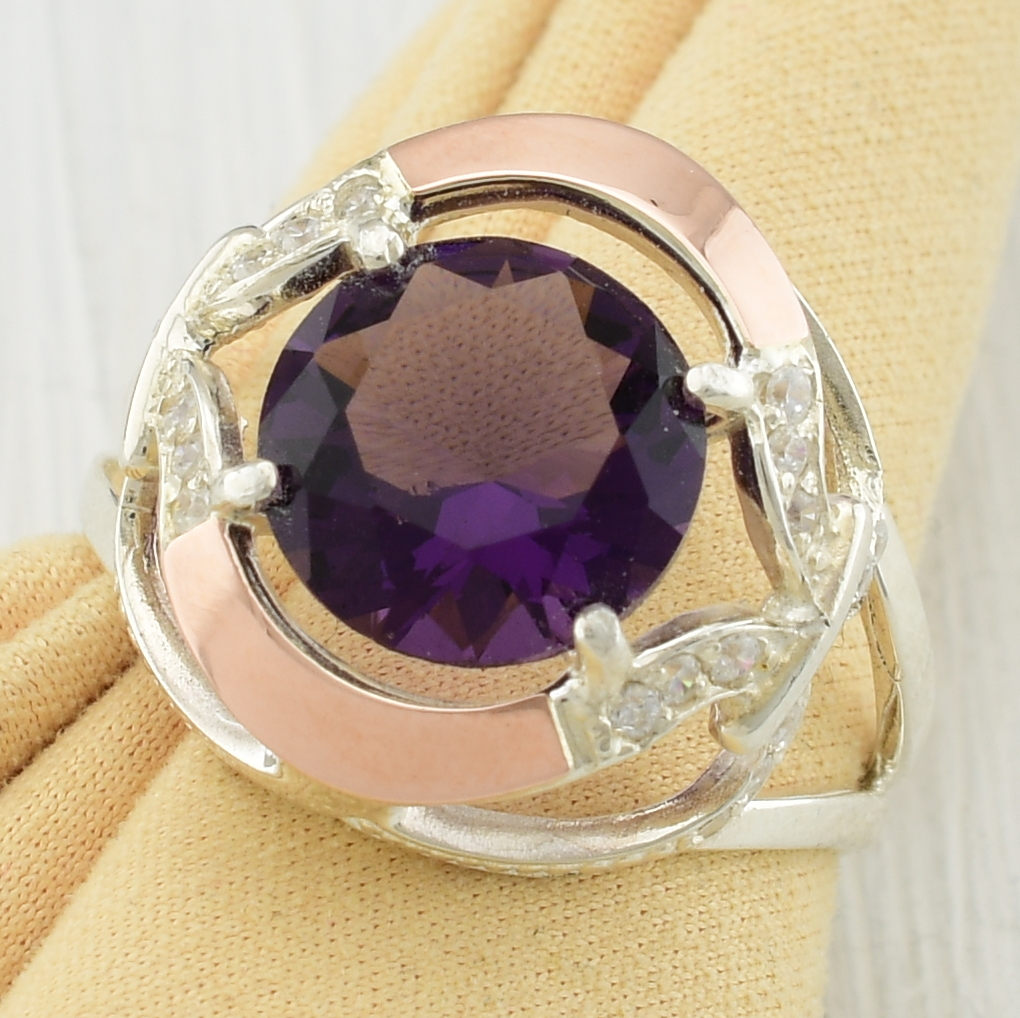 

Серебряное кольцо с золотом Анжелика вставка фиолетовый фианит19.5