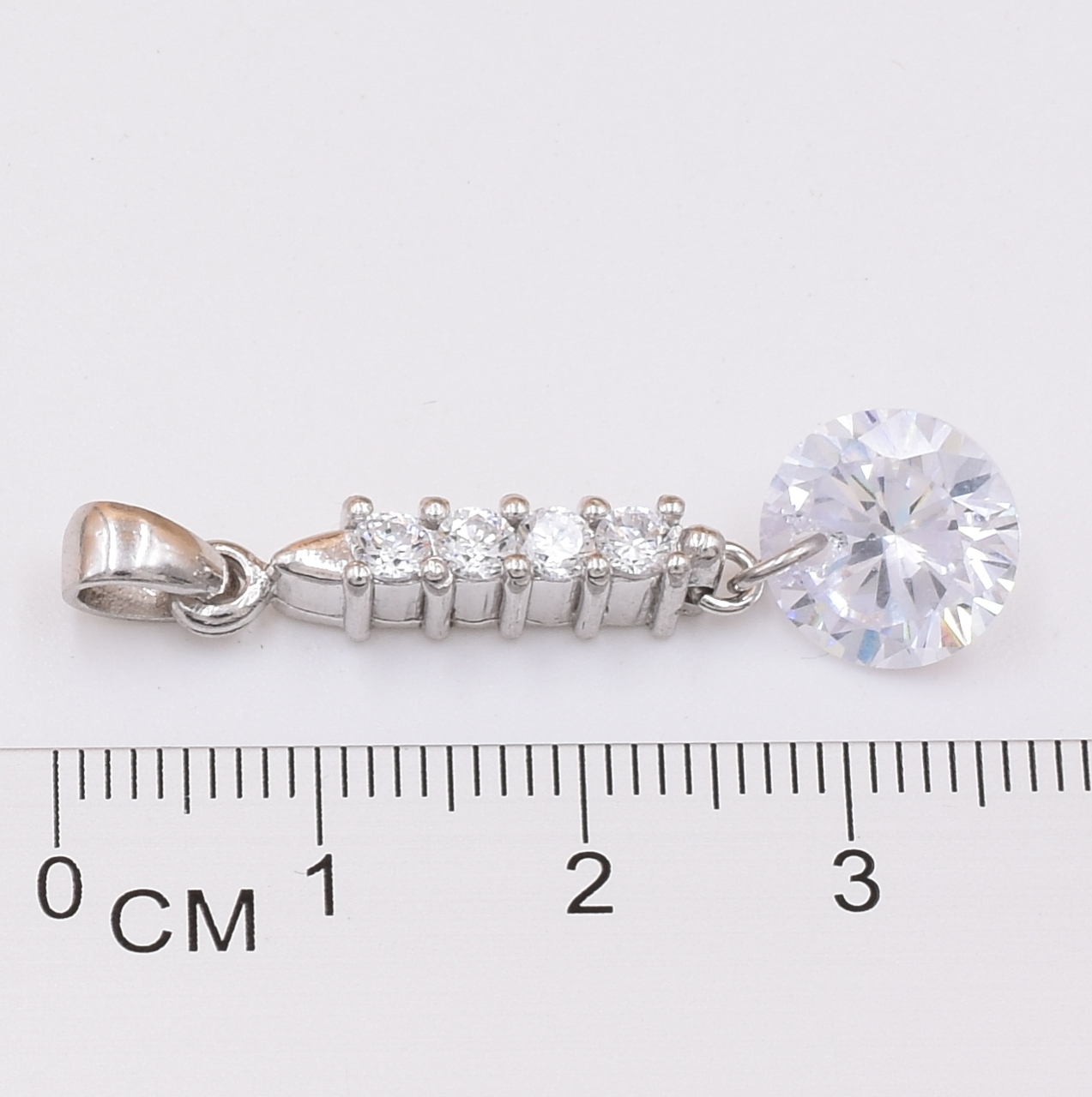 

Серебряный кулон размер 36х9 мм вставка белые фианиты вес 3.7 г