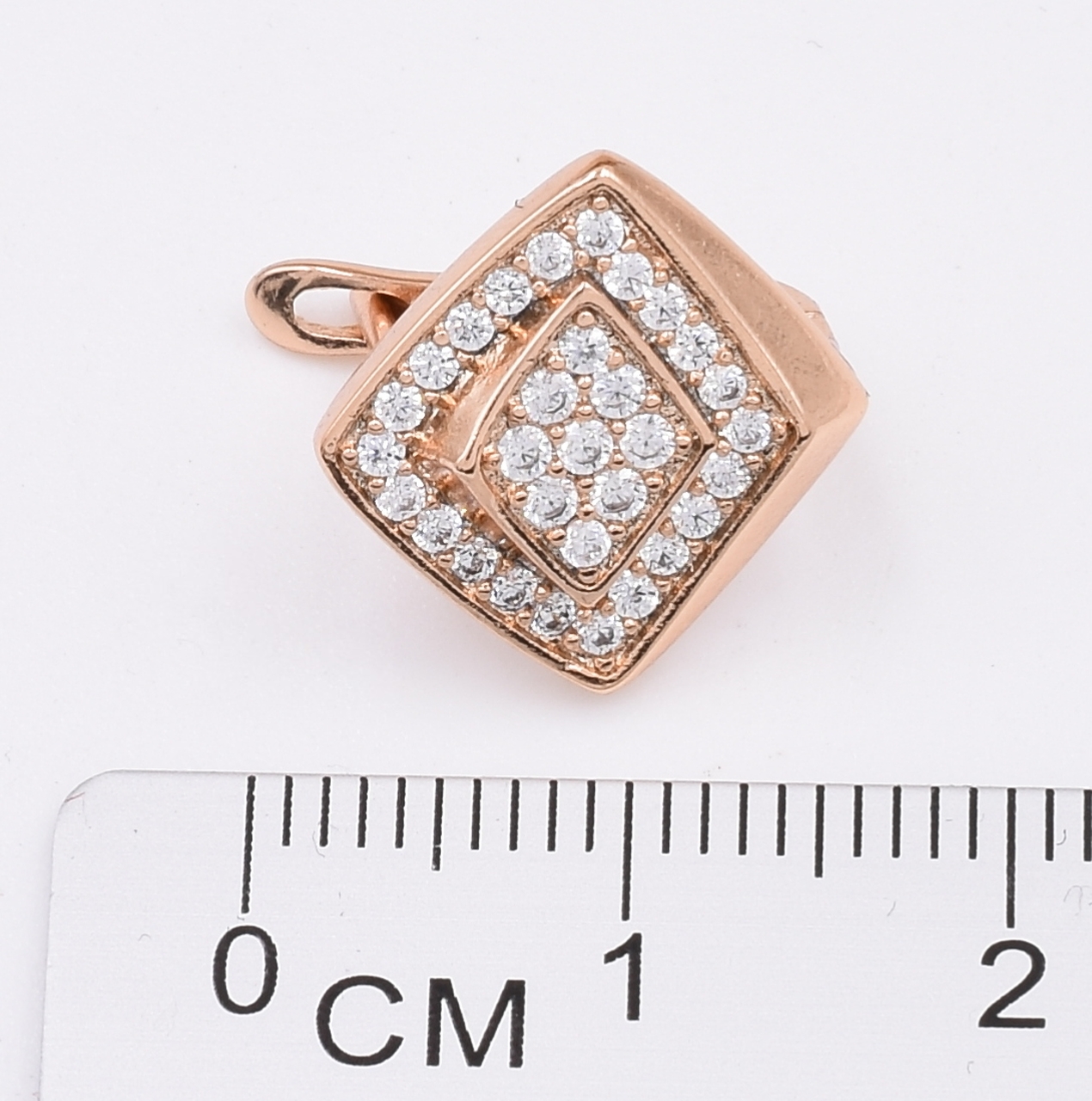 

Серьги Xuping 31192 размер 15х15 мм белые фианиты вес 3.5 г позолота 18К