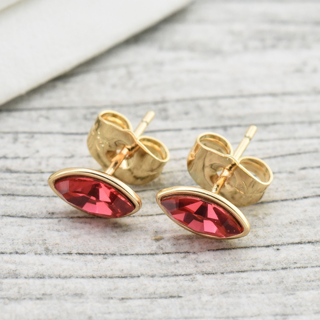 

Серьги Xuping с кристаллами Swarovski 21085 размер 9х5 мм цвет коралловый вес 1.3 г позолота 18К