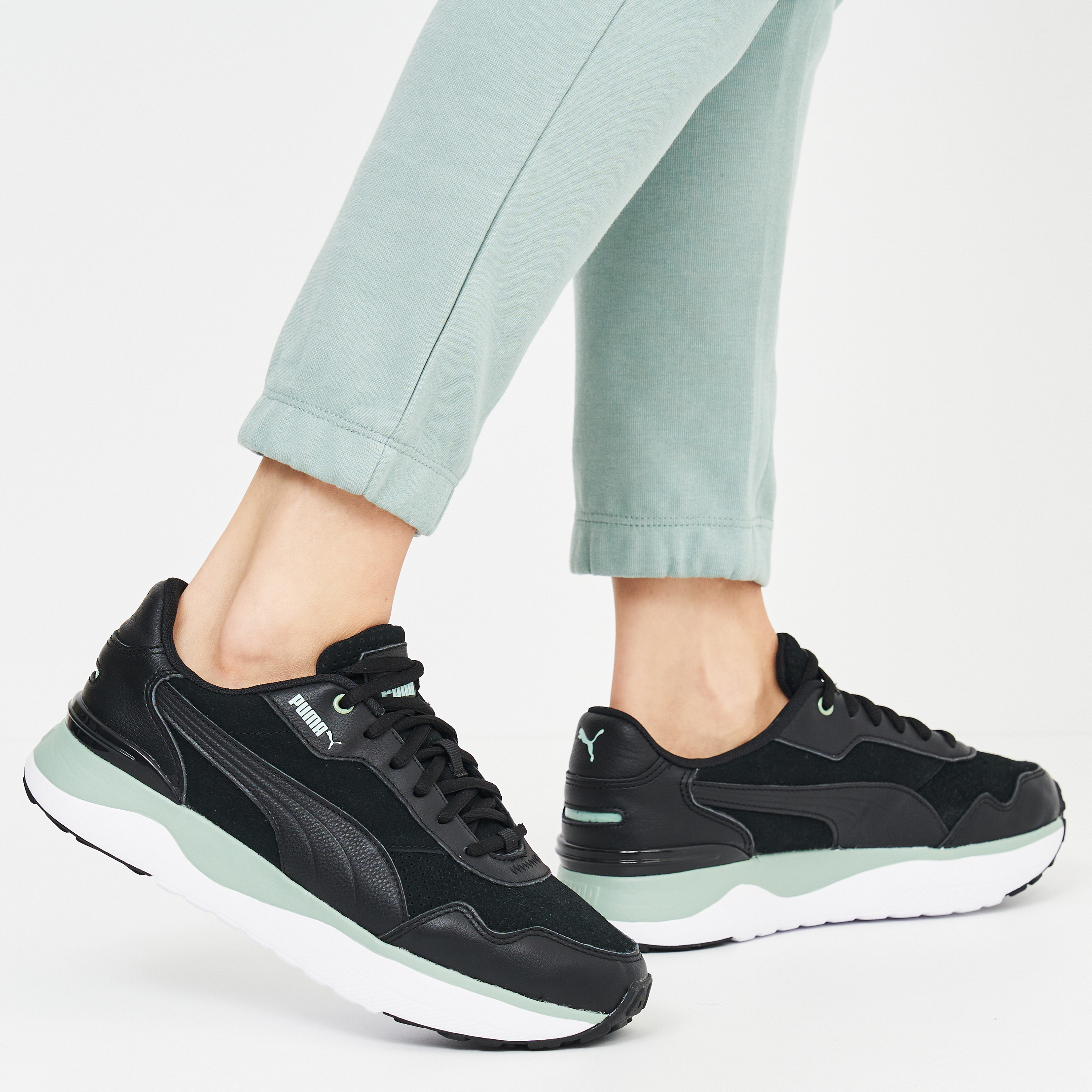 Puma nere shop con fiori