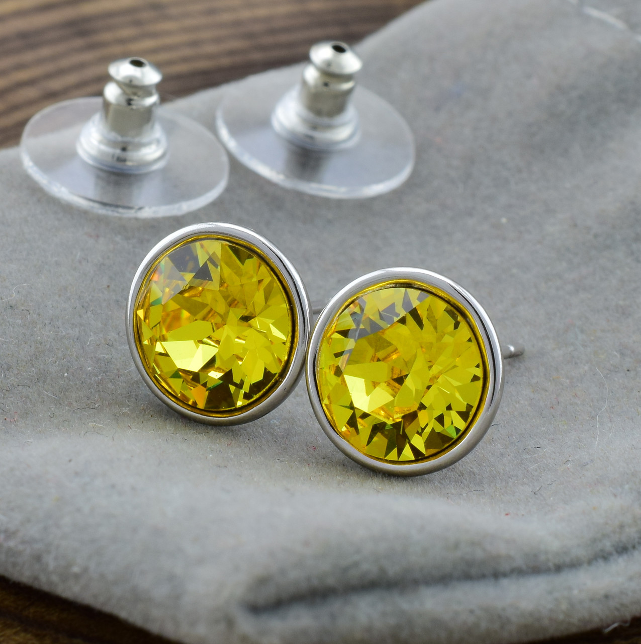 

Серьги Xuping с кристаллами Swarovski 83081 размер 10х10 мм цвет желтый позолота Белое Золото