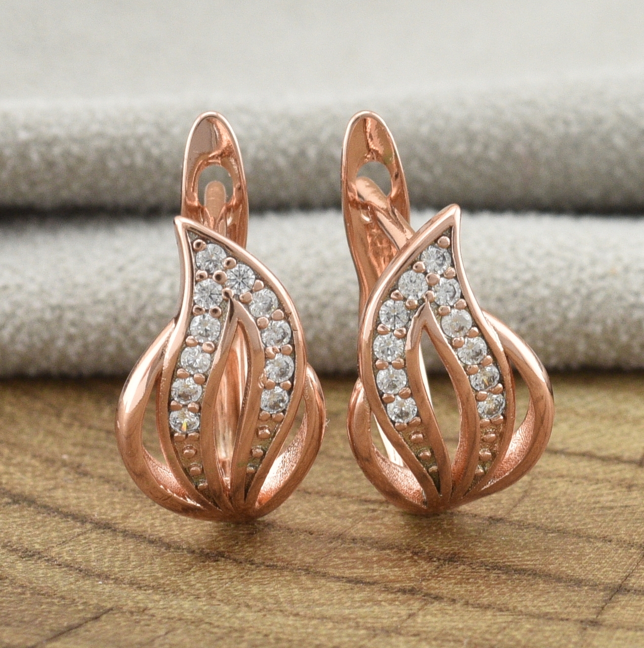

Серьги Xuping 30902 размер 14х9 мм вес 2.3 г белые фианиты позолотой РО