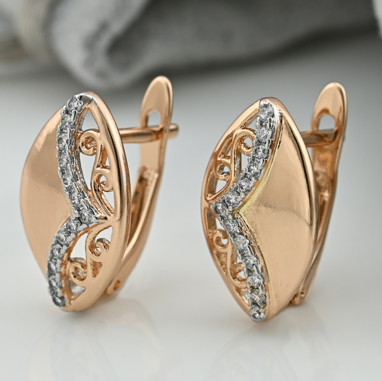 

Серьги Xuping 31428 размер 15х10 мм белые фианиты вес 2.1 позолота 18К