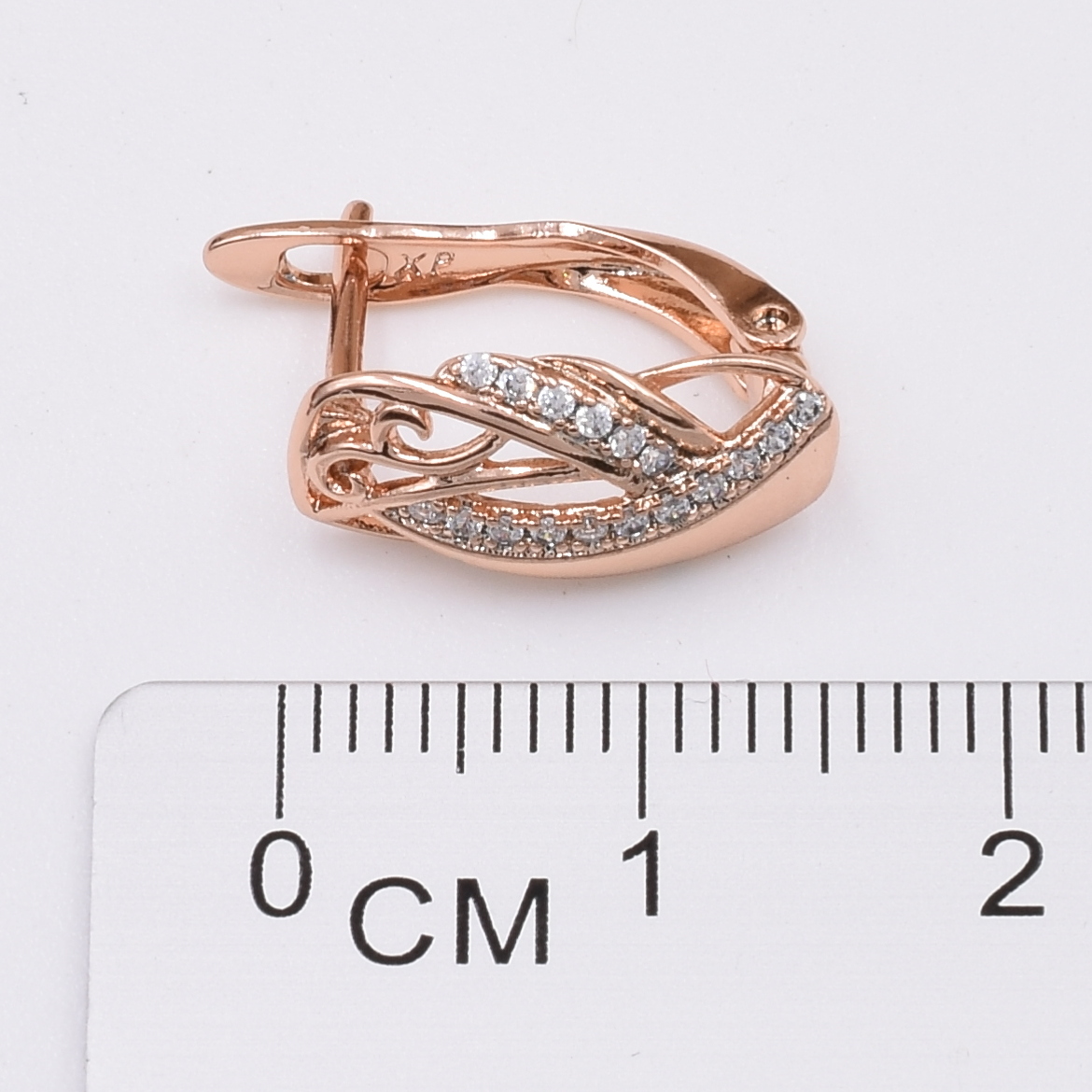 

Серьги Xuping 31037 размер 15х7 мм вес 2.2 г белые фианиты позолота РО